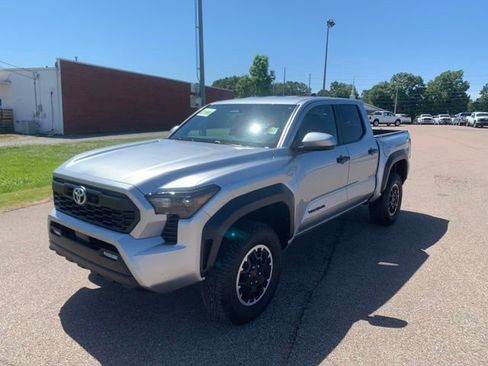 Used 2025 Toyota Tacoma TRD Off-Road AWD/4WD image 3