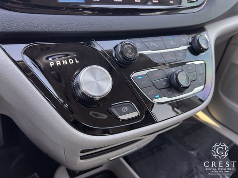 Used 2024 Chrysler Pacifica Touring-L image 19