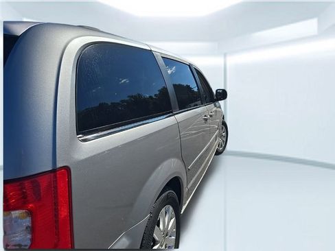 Used 2016 Chrysler Town & Country Touring image 18