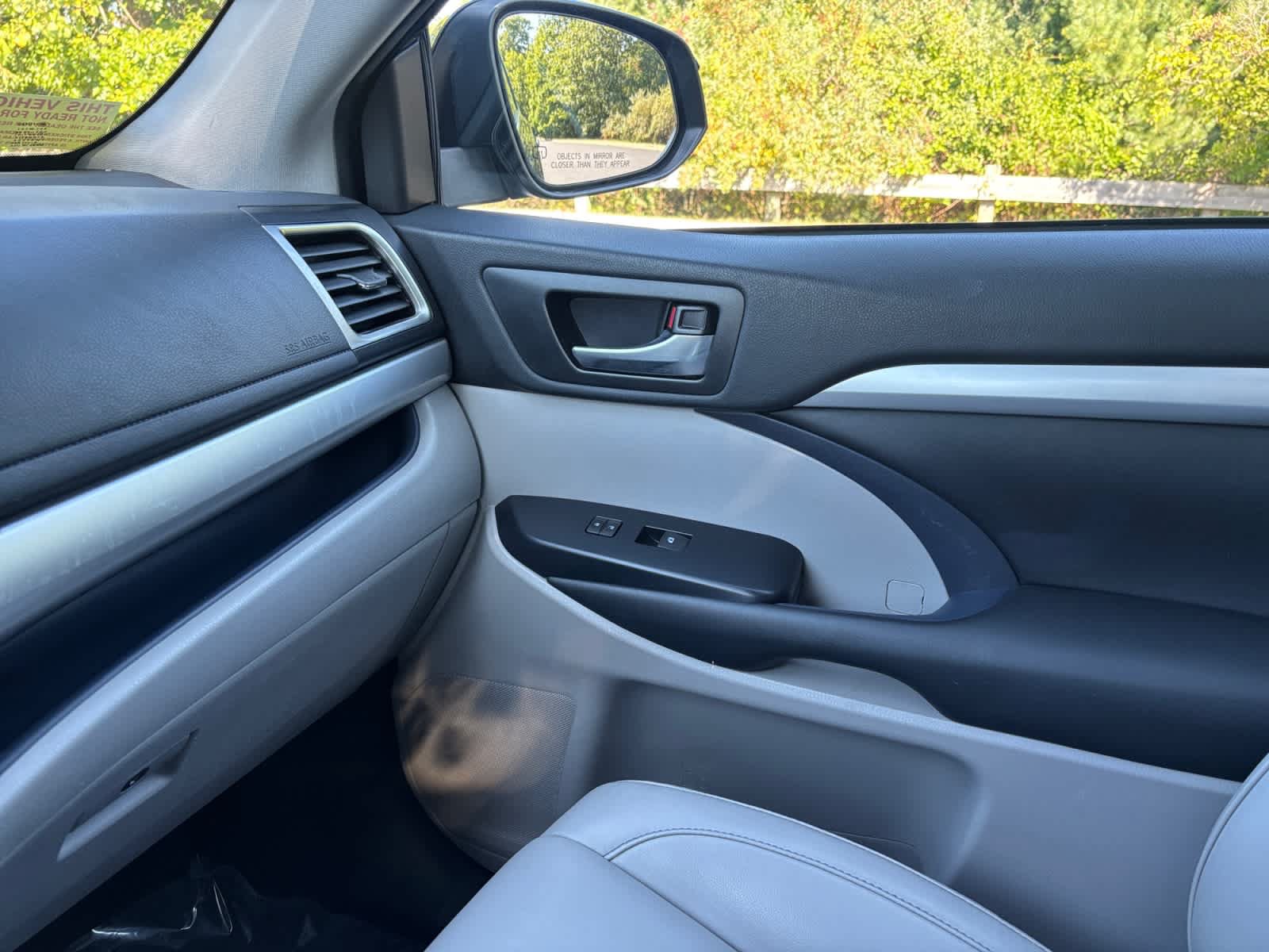 Used 2019 Toyota Highlander XLE AWD/4WD image 29