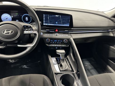 Certified 2025 Hyundai Elantra SEL FWD image 19