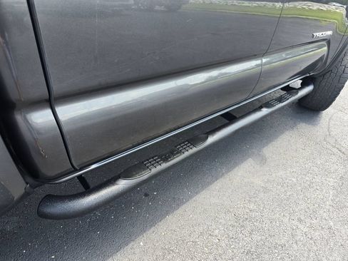 Used 2018 Toyota Tacoma TRD Off-Road AWD/4WD image 18