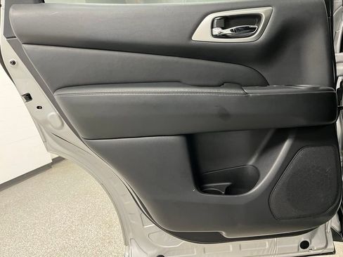 Used 2018 Nissan Pathfinder SV FWD image 43