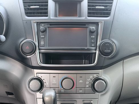 Used 2013 Toyota Highlander SE FWD image 18