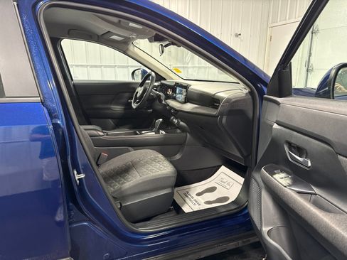 Used 2025 Nissan Kicks SV AWD/4WD image 12