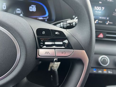 Certified 2025 Hyundai Elantra SE image 18