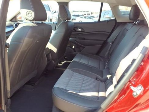 Used 2025 Chevrolet Trax LT w/ LT Convenience Package image 9