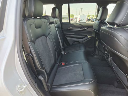 Used 2024 Jeep Grand Cherokee Altitude image 16