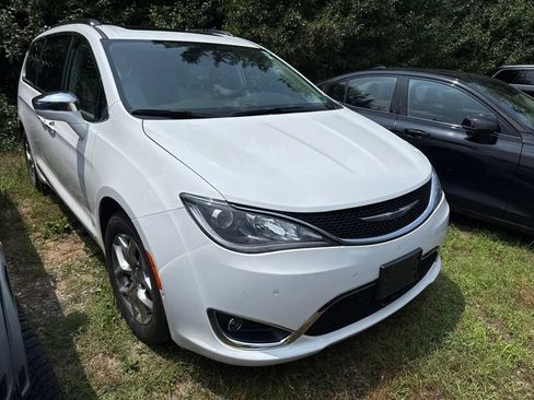 Used 2018 Chrysler Pacifica Limited w/ Advanced Safetytec Group FWD image 1