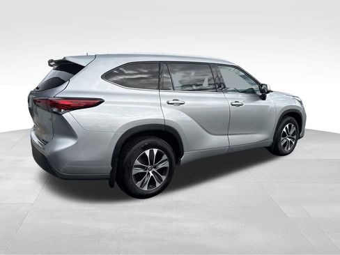 Used 2022 Toyota Highlander XLE image 12