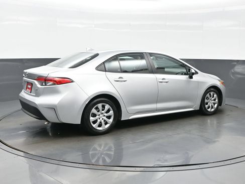 Used 2025 Toyota Corolla LE FWD image 6