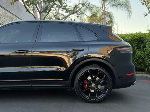 Used 2019 Porsche Cayenne S image 11