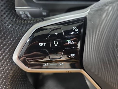 Used 2022 Volkswagen Tiguan SE R-Line image 17