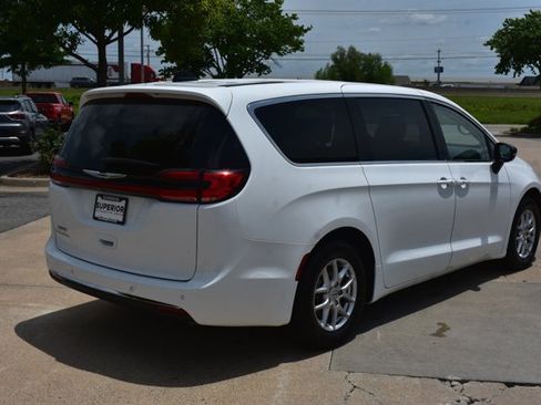 Used 2024 Chrysler Pacifica Touring-L FWD image 5