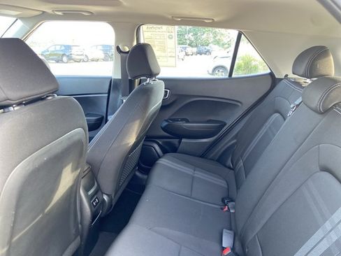 Used 2025 Hyundai Venue SEL FWD image 17