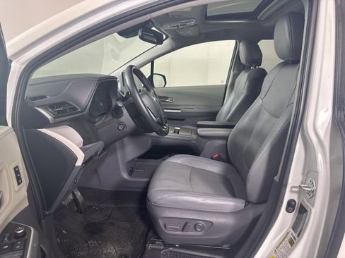 Used 2021 Toyota Sienna Limited image 11