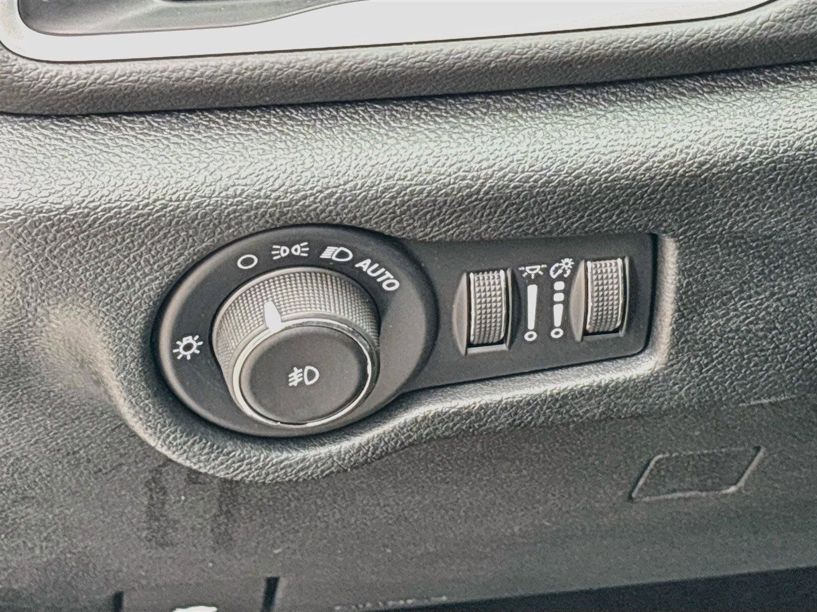 Certified 2025 Chrysler Pacifica Select FWD image 14
