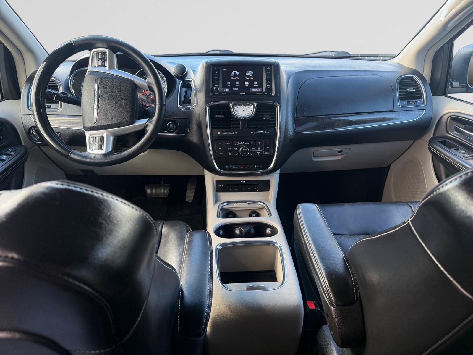 Used 2016 Chrysler Town & Country Limited Platinum FWD image 10