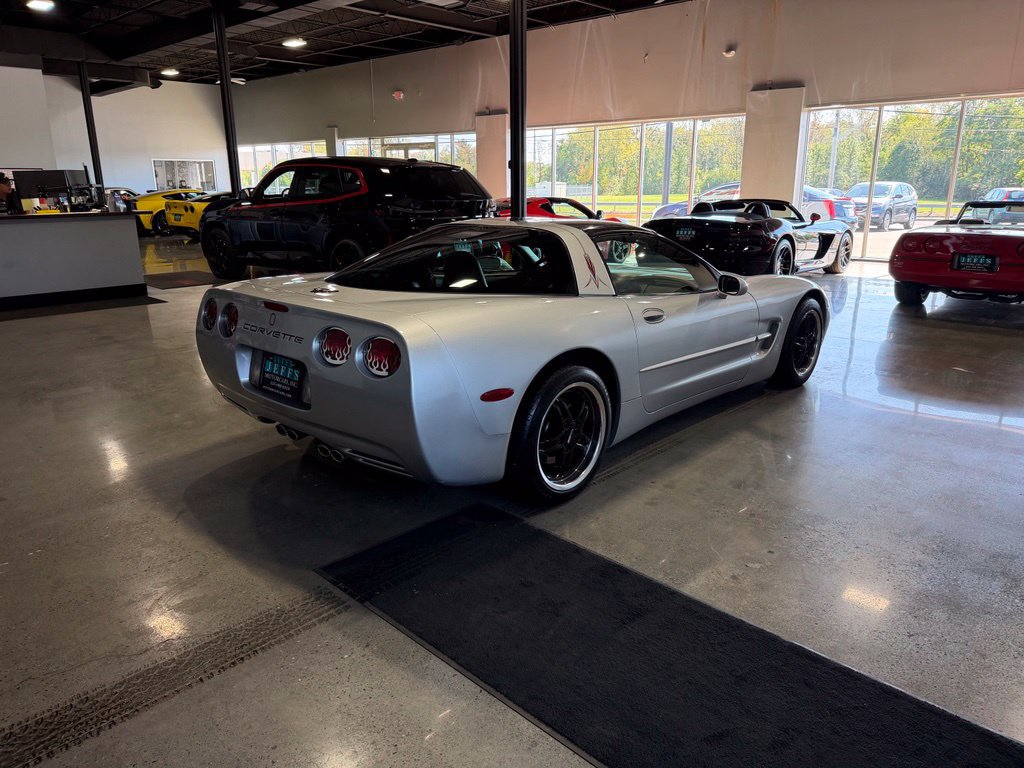 Used 2002 Chevrolet Corvette Coupe RWD image 4