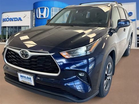 Used 2022 Toyota Highlander XLE image 4