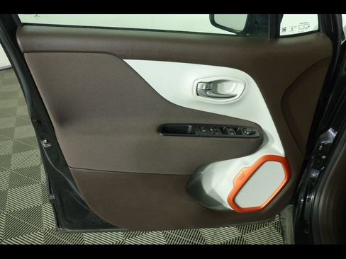Used 2015 Jeep Renegade Latitude w/ Cold Weather Group FWD image 16