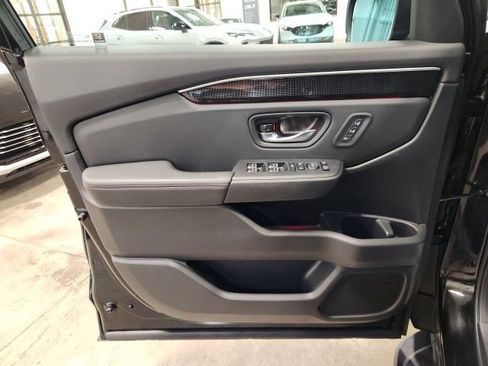 Certified 2025 Honda Pilot Black Edition image 22