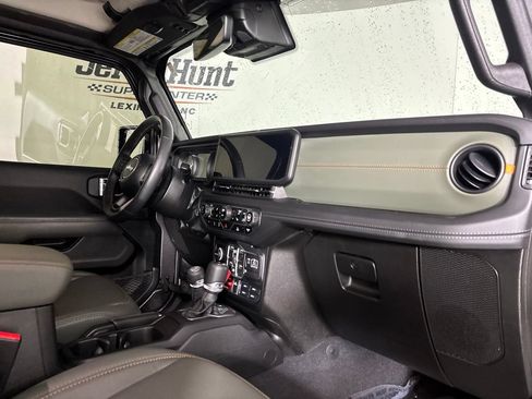 Used 2024 Jeep Gladiator Mojave w/ Technology Group AWD/4WD image 29