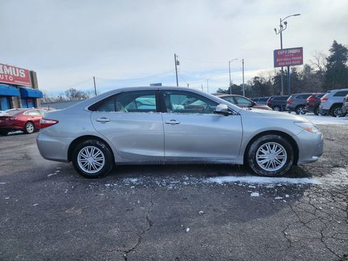 Used 2017 Toyota Camry LE image 8