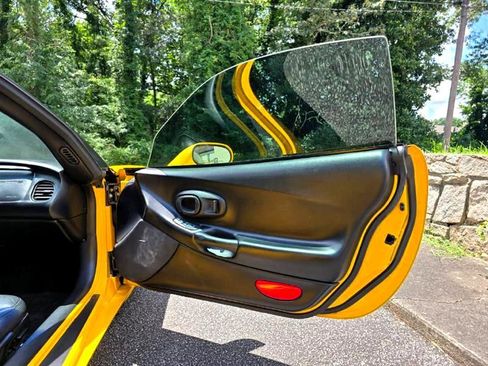 Used 2000 Chevrolet Corvette Coupe w/ Memory Pkg image 19