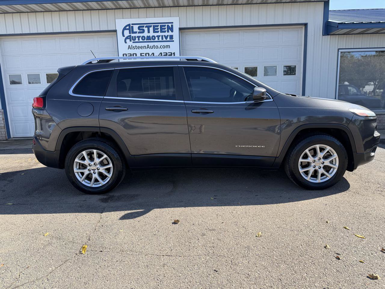 Used 2014 Jeep Cherokee Latitude w/ Cold Weather Group AWD/4WD image 2