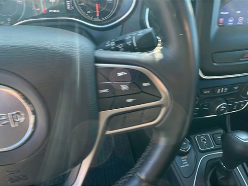 Used 2019 Jeep Cherokee Latitude w/ Cold Weather Group image 24