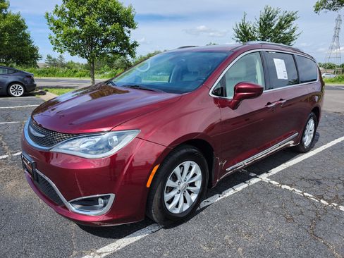 Used 2018 Chrysler Pacifica Touring-L w/ Premium Audio Group FWD image 11