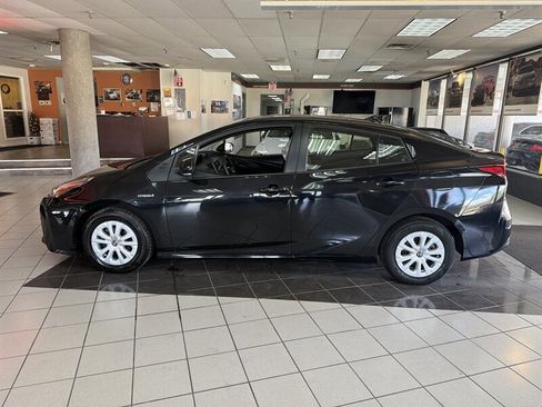 Used 2022 Toyota Prius LE image 3