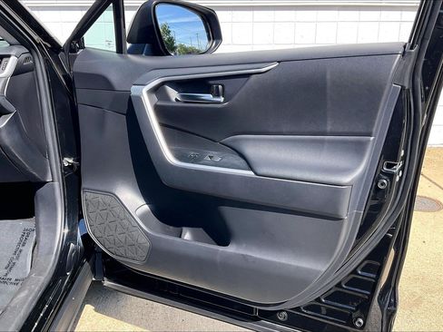 Used 2025 Toyota RAV4 XLE AWD/4WD image 28