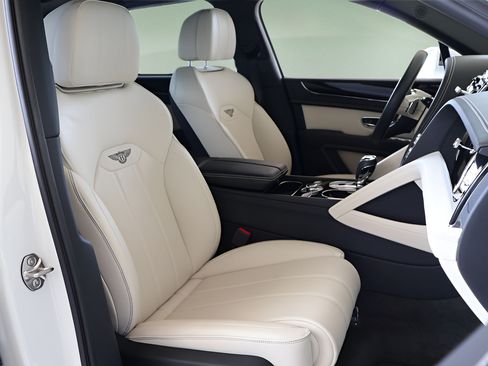 Used 2024 Bentley Bentayga AWD/4WD image 21