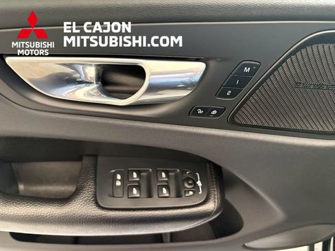 Used 2019 Volvo XC60 T5 Momentum w/ Multimedia Package AWD/4WD image 10