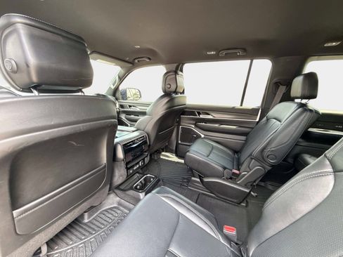 Used 2024 Jeep Wagoneer L Series III w/ Flexible Seating Group AWD/4WD image 19