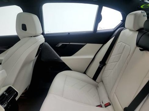 Used 2024 BMW i5 eDrive40i w/ Executive Package RWD image 39