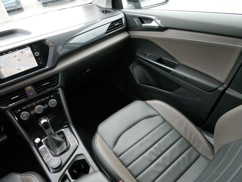 Used 2023 Volkswagen Taos SEL image 11