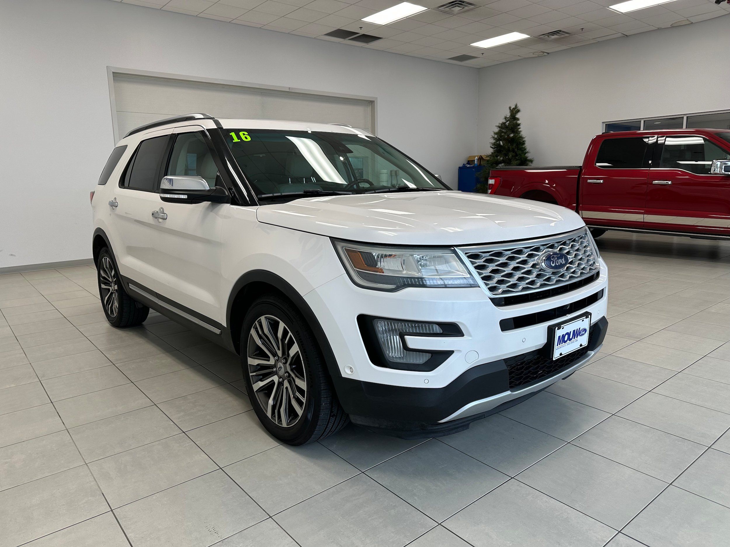 Used 2016 Ford Explorer Platinum AWD/4WD image 4