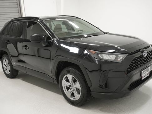 Used 2022 Toyota RAV4 LE image 3