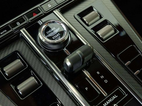 Used 2025 Aston Martin V8 Vantage Coupe RWD image 33