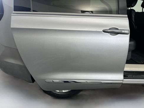 Used 2019 Chrysler Pacifica Touring-L FWD image 32