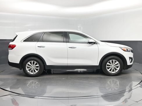 Used 2017 Kia Sorento EX w/ EX V6 Premium Package FWD image 2