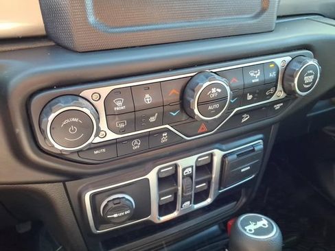 Used 2020 Jeep Wrangler Unlimited Sahara w/ Cold Weather Group AWD/4WD image 22