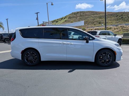 New 2026 Chrysler Pacifica Select image 4