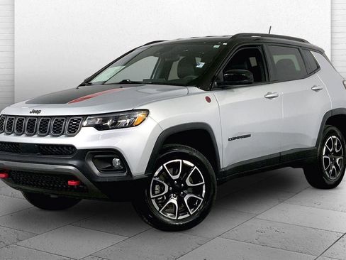 Used 2024 Jeep Compass Trailhawk image 12