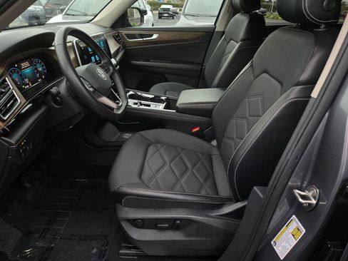 Used 2024 Volkswagen Atlas SE image 17