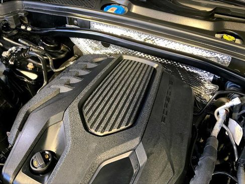 Certified 2023 Porsche Macan AWD/4WD image 33