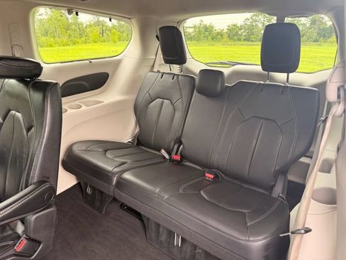 Used 2022 Chrysler Pacifica Touring-L AWD/4WD image 8